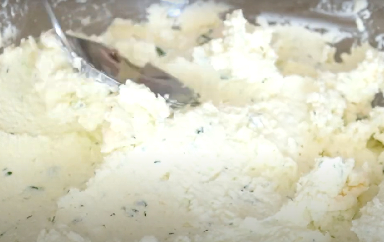 Лучше, чем из магазина: рецепт сырной закуски с оливками и зеленью